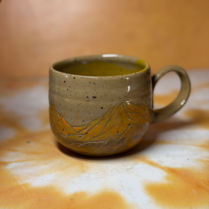 10oz tan mountains mug