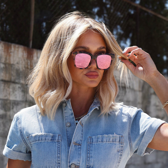lifestyle - minimally_her wearing diff eyewear meredith square sunglasses himalayan tortoise & light pink mirror