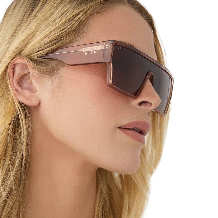 on model - female wearing diff eyewear featuring the electra shield sunglasses with a café ole frame and brown gradient polarized lenses side view