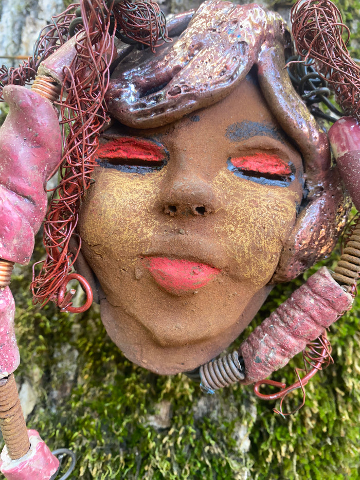 Valiza boasts an eye-catching rust brown complexion complete with rust  red lips.  At 7" x 5" and 10 ozs. she is crafted with 5 handmade, raku-fired beads. Additionally, Valiza features over 15 feet of coiled 24 and 16 gauge wire hair. If you have questions, please reach out!