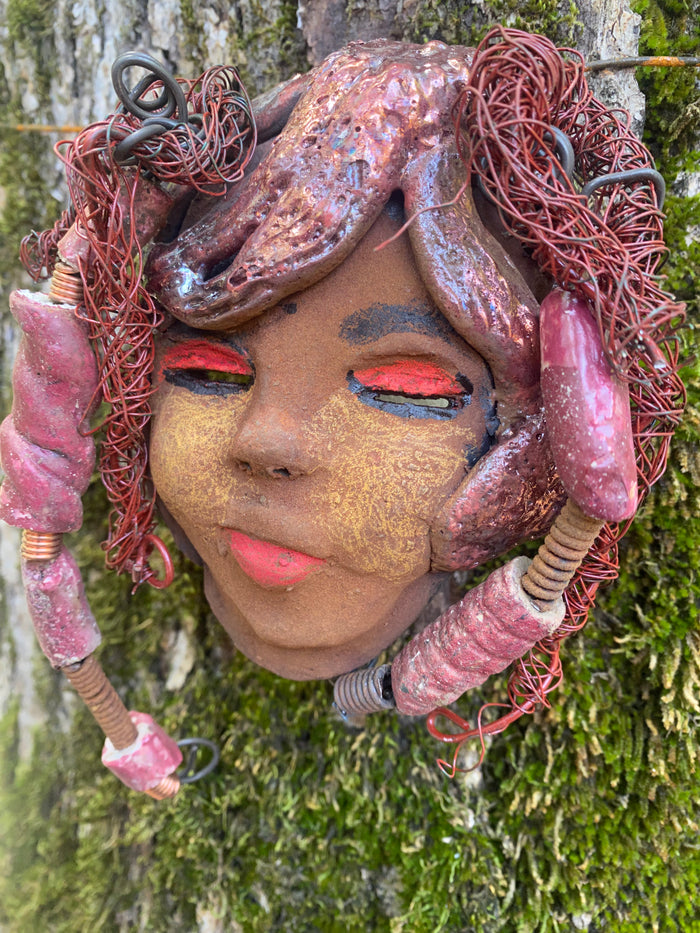 Valiza boasts an eye-catching rust brown complexion complete with rust  red lips.  At 7" x 5" and 10 ozs. she is crafted with 5 handmade, raku-fired beads. Additionally, Valiza features over 15 feet of coiled 24 and 16 gauge wire hair. If you have questions, please reach out!