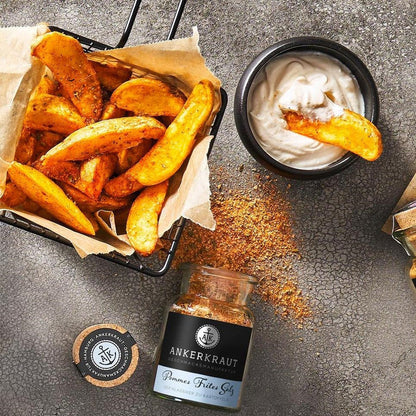 Pommes Frites Salz liegt neben knusprigen Pommes im Korb
