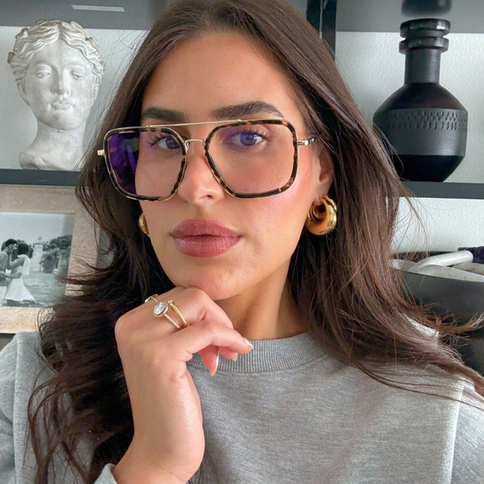 lifestyle - rachel boniske wearing jordan espresso tortoise blue light technology eyeglasses