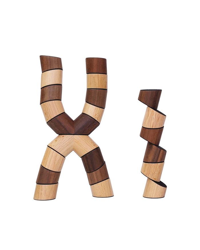 Wooden blocks in two different varieties, one beech and one walnut, stacked on top of each other to for the letter H and the letter I.