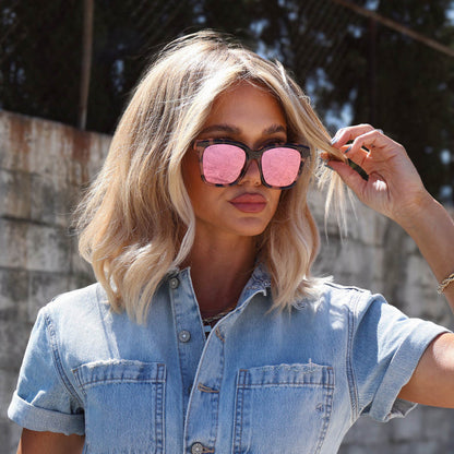 lifestyle - minimally_her wearing diff eyewear meredith square sunglasses himalayan tortoise & light pink mirror