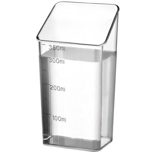 Der Unold Messbecher für EISWÜRFELBEREITER Edel 48955 ist ein transparenter, rechteckiger Messbecher mit schräger Öffnung oben, der in 50-ml-Schritten bis 350 ml markiert ist und aktuell bis zur 300-ml-Linie mit Wasser gefüllt ist.