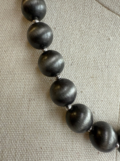 Pearl spacer beads necklace with dark round beads, close-up