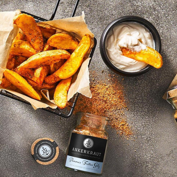 Pommes Frites Salz liegt neben knusprigen Pommes im Korb