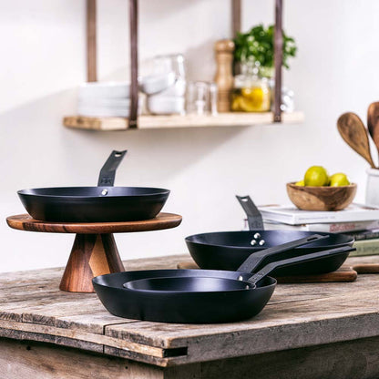 Solid Steel koekenpan zwart collectie in keuken