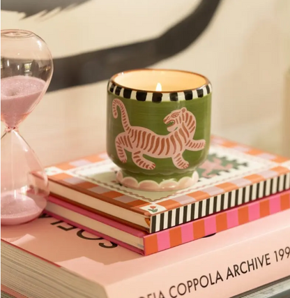 TIGER CERAMIC CANDLE BLACK CEDAR 8OZ